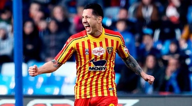 Lapadula fa doppietta, eurogol di Mancosu: il Lecce vince a Napoli 3-2!