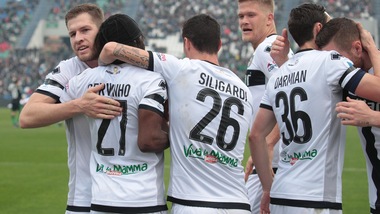 Coronavirus, i tesserati del Parma si riducono gli stipendi