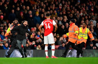 Premier, un tifoso invade il campo durante Arsenal-Newcastle