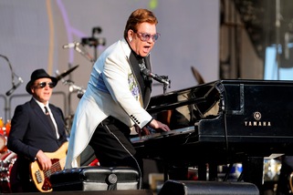 Elton John ferma un concerto a causa della polmonite