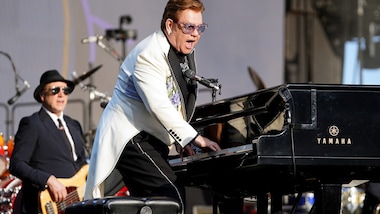 Elton John ferma un concerto a causa della polmonite