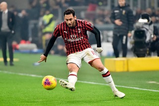 Milan, Calhanoglu salta il Torino: lesione all'ileopsoas