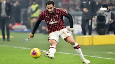 Milan, Calhanoglu salta il Torino: lesione all'ileopsoas