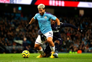 Ogbonna, il fallo disperato su Aguero fa il giro del web