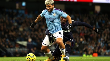 Ogbonna, il fallo disperato su Aguero fa il giro del web