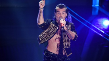 Pelù risponde a Renzi spogliandosi: no comment disegnato sul torso