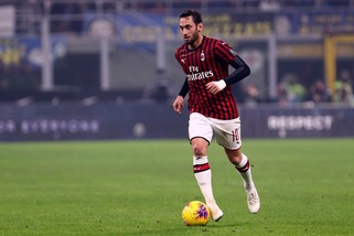 Milan, Calhanoglu convocato per la Fiorentina. Kjaer non ce la fa