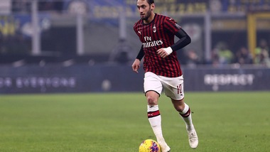 Milan, Calhanoglu convocato per la Fiorentina. Kjaer non ce la fa