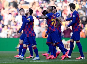 Il Barcellona vince con il poker di Messi, avvertito il Napoli. Perde il Real Madrid