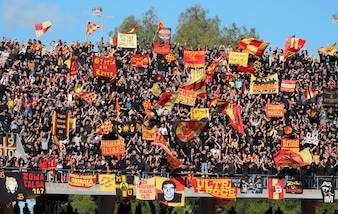 Scontri tra tifosi di Bari e Lecce: pullman dato alle fiamme