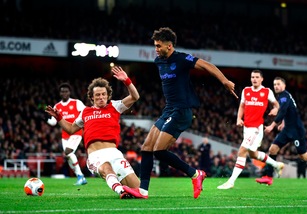 L'Everton di Ancelotti cade 3-2 con l'Arsenal. Successo per lo United