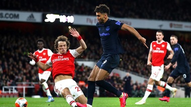 L'Everton di Ancelotti cade 3-2 con l'Arsenal. Successo per lo United