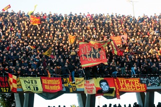 Lecce, club vicino ai tifosi aggrediti: "Vile agguato, si faccia chiarezza"
