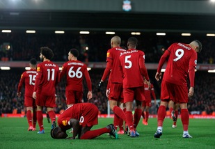 Premier, la papera di Fabianski "salva" il Liverpool. West Ham ko 3-2