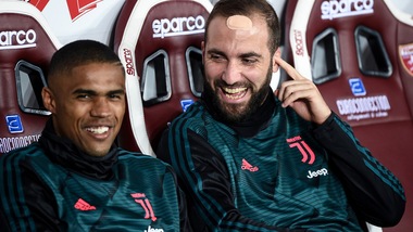 Juve, Sarri convoca Douglas Costa, Higuain e Khedira per il Lione