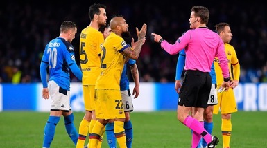 Vidal perde la testa: doppia ammonizione da record in Napoli-Barcellona