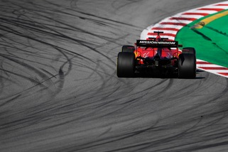 F1, disavventura Ferrari a Barcellona: testacoda durante i test per Vettel