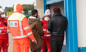 Coronavirus, a Lecce controlli con il termoscanner ai tifosi dell'Atalanta