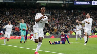 Il Real Madrid vince il Clasico sotto gli occhi di Ronaldo: 2-0 e sorpasso al Barcellona