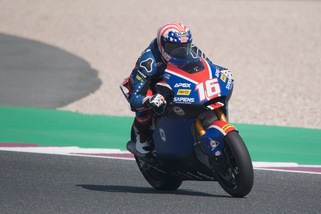 Moto2, Qatar: Roberts vola in pole, Marini 2°