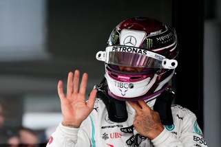 F1, Hamilton pensa solo alla Mercedes: "Non è una battaglia con la Ferrari"