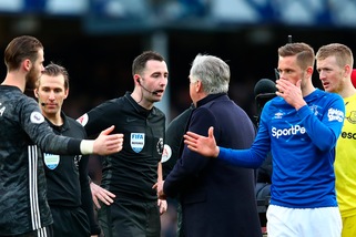 Coronavirus, in Premier League vietate le strette di mano tra calciatori ed arbitri