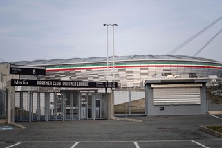 Coronavirus, no ai bambini in campo e alle strette di mano