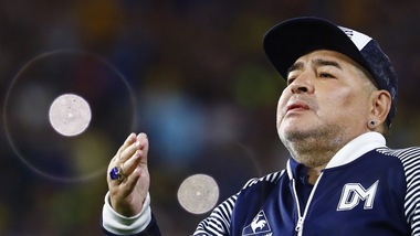 Maradona evita la retrocessione: "Chiedo la mano de Dios contro il virus"