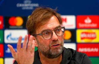 Klopp furioso con un giornalista: "Vieni dalla Spagna e ti preoccupi delle porte chiuse?"