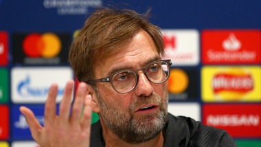 Klopp furioso con un giornalista: "Vieni dalla Spagna e ti preoccupi delle porte chiuse?"