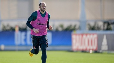Juve-Lione, Chiellini ci prova e guida il gruppo degli inseguitori