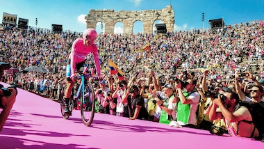 Coronavirus, l'Uci: "Cancellare Tour de France e Giro d'Italia sarebbe un disastro"