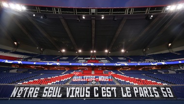 Coronavirus, tifosi Psg si riuniscono fuori dal Parco dei Principi per la Champions