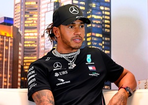 Formula 1, Hamilton: "Tutti si fermano e noi corriamo"