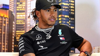 Formula 1, Hamilton: "Tutti si fermano e noi corriamo"