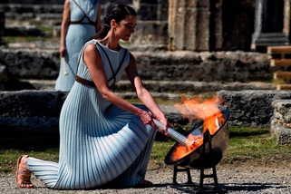 Coronavirus, stop alla torcia olimpica: staffetta per Tokyo 2020 bloccata