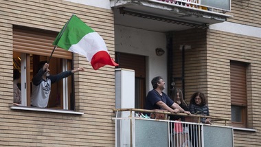 Coronavirus, show sui balconi di Roma contro l'emergenza