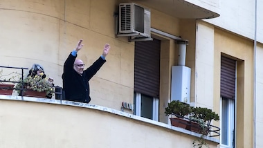 Coronavirus, anche Roma canta e balla dal balcone