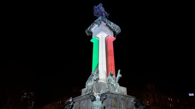 Torino, la statua di Vittorio Emanuele II con il tricolore