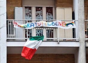 Coronavirus, da Milano e Torino a Roma e Bari: flash mob per i medici in tutta Italia