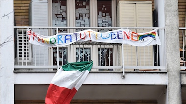 Coronavirus, da Milano e Torino a Roma e Bari: flash mob per i medici in tutta Italia