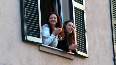 Coronavirus, l’Italia canta e balla dalla finestra di casa