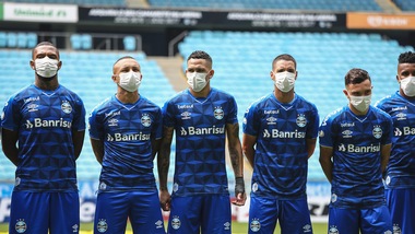 Coronavirus, il Gremio si schiera in campo con la mascherina