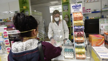 Coronavirus, il presidente dell'Iss: "Il contagio da oggetti è inattendibile"