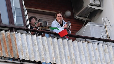 Coronavirus, in Italia si canta ‘Nel blu dipinto di blu’