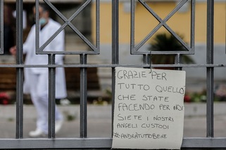 Coronavirus, l'Unicef dedica a medici e volontari la giornata dei papà