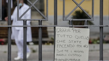 Coronavirus, l'Unicef dedica a medici e volontari la giornata dei papà