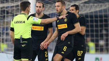 Inter, viaggio tra gli svincolati: De Vrij ride, Godin no