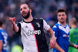 Juve, Higuain vola in Argentina per stare vicino alla mamma malata