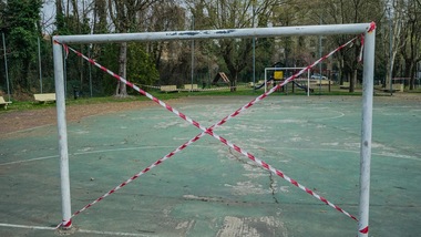 Coronavirus, nuova ordinanza: "Sport soltanto sotto casa, giardini chiusi"